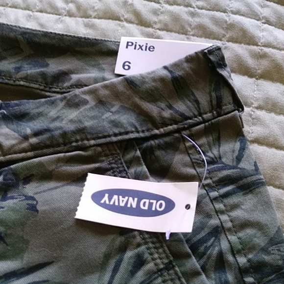 Old Navy Womens size 6 pants - Picture 2 of 3